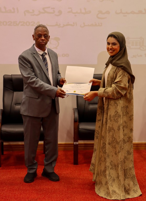 عميد كلية الحقوق يكرم الطلاب المتفوقين ويؤكد على دورهم كرسل للعدالة College of Law Honors Outstanding Students in Annual Ceremony